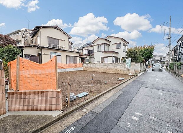 1号棟【前面道路4m】家の前をまっすぐの通りが走っている。クルマは少なく、人々は毎朝、ウォーキング、ジョギング、犬の散歩など、フリーな朝時間を過ごしている。