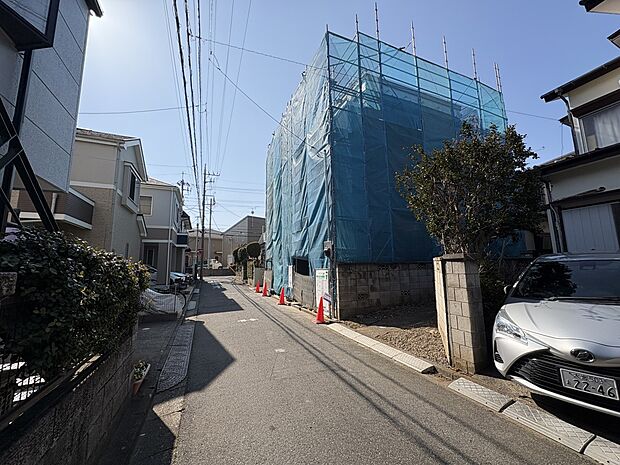 1号棟【前面道路4m】家の前をまっすぐの通りが走っている。クルマは少なく、人々は毎朝、ウォーキング、ジョギング、犬の散歩など、フリーな朝時間を過ごしている。