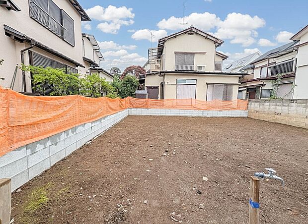 1号棟【外観】堂々たる趣ながら、主張し過ぎずどこか余裕を感じさせるシャープなフォルムで佇む邸宅は、晴天の空と照らし合わせる事で、本来あるべき完成形の姿を見せてくれます。