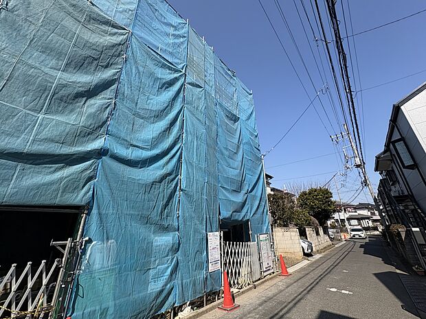 2号棟【外観】こちらの物件が少しでも気になるようでしたら、お気軽にお問合せください。人生でいちばん大きなお買い物ですので、ゆっくりご見学ください。ネット上の画像と実際の見学では、リアル感がま…