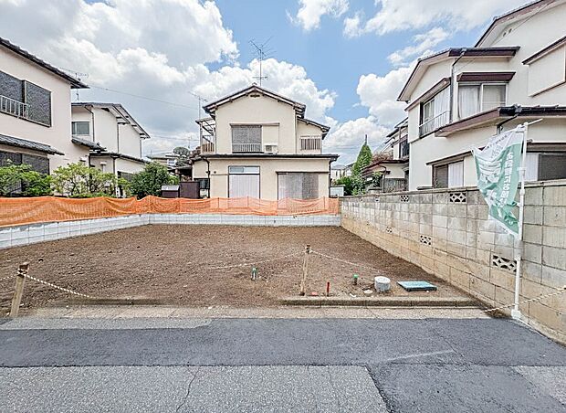 2号棟【外観】家族の温かさと陽光の暖かさ、楽しい毎日と明るい未来を予感させる「空間が織り成すひとつ先の住み心地」を演出します。