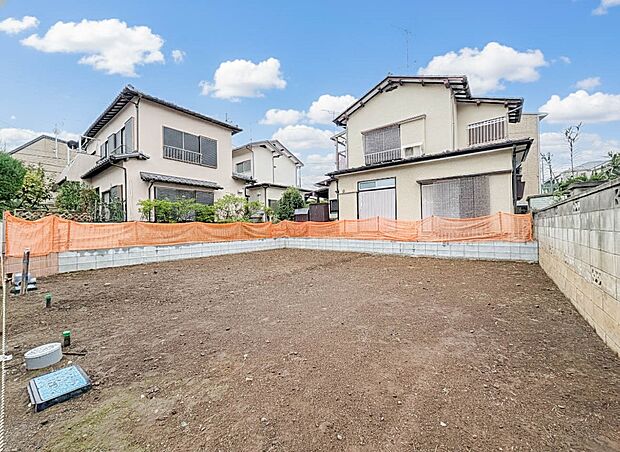 2号棟【外観】堂々たる趣ながら、主張し過ぎずどこか余裕を感じさせるシャープなフォルムで佇む邸宅は、晴天の空と照らし合わせる事で、本来あるべき完成形の姿を見せてくれます。