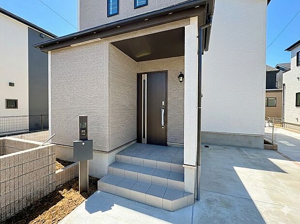 ＜玄関＞家の顔となる玄関は、高いデザイン性が求められます。高級感と断熱性、防犯性に優れた玄関ドアを標準装備。ピッキング対策のセキュリティサムターン等、防犯に考慮しました。