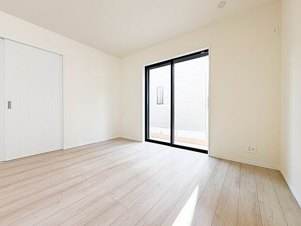 「リビング」通風・採光に優れ、心地よい光と風が溢れています。贅沢で豊かな居住性とプライドを満たすクオリティが見事に調和した住空間。新築ならではの快適なひとときをご体感頂ける筈です。