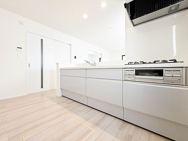 【キッチン】三口コンロで料理の幅を拡げてくれる使いやすいシステムキッチンを採用。洗い場も大きいので野菜や食器を洗ったりする際にも捗り、奥様の強い味方となってくれるはずです。