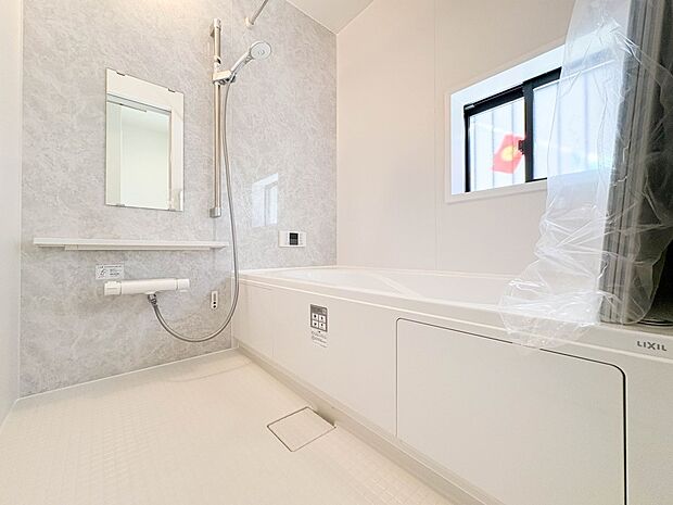 【浴室】 きっとあなたのバスタイムも単なる習慣から特別な時間に変わるはず。一日の汚れとともに疲れを洗い流し、眠りに就く前の大事なリラックスタイムを演出