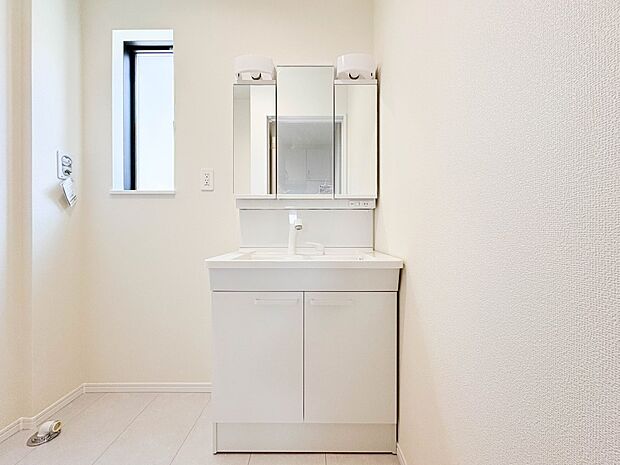 【洗面台】十分な大きさの洗面台は、身だしなみチェックや歯磨きなど、朝の慌ただしい時間でもホテルライクなスペースで余裕とゆとりを感じて頂けます。