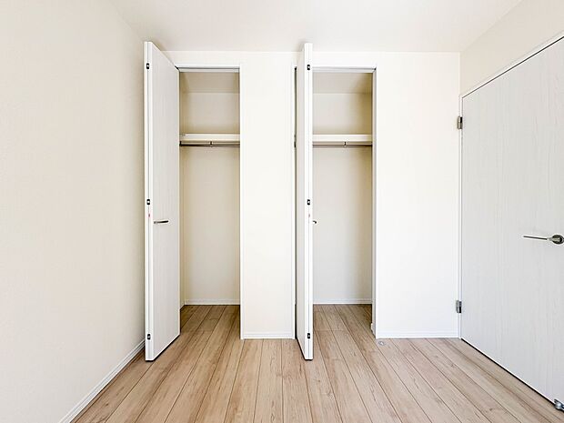 【収納】各所に配置された収納スペースは、洋服や小物はもちろんのこと、掃除機や日用予備品・お子様のおもちゃなど様々な物を収納して頂ける便利なスペースです。