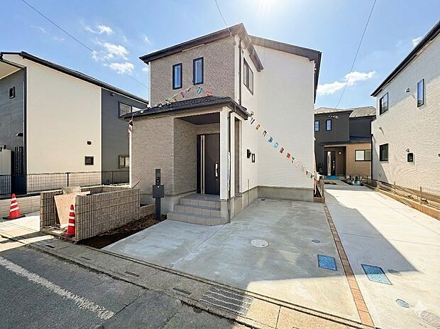 【外観】家族の温かさと陽光の暖かさ、楽しい毎日と明るい未来を予感させる「空間が織り成すひとつ先の住み心地」を演出します。