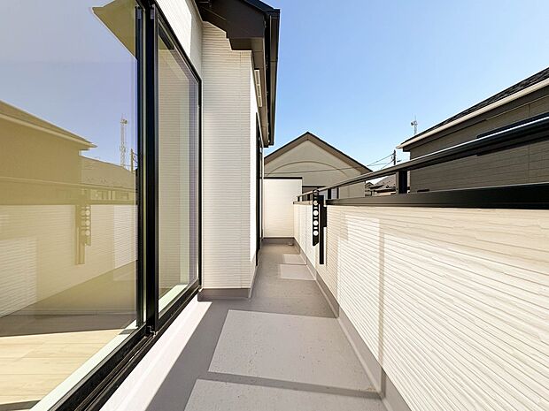 【バルコニー】バルコニーから差し込む陽光・通風は、住環境・快適性と共に有り続ける貴重な「財産」です。