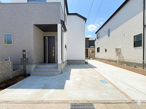 【駐車場】毎日の生活にマイカーが必須という方は、購入を検討する際、駐車場があることは大事な条件です。毎日の通勤や家族の送迎、買い物やお出かけなどクルマのある暮らしを満喫したい方は要チェック！…