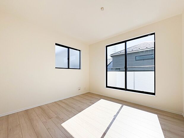 【洋室6.12帖】柔らかな陽光とフローリングの色味が調和した快適な空間。