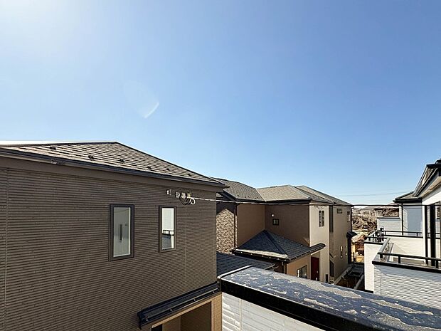 【眺望】 少し優雅に、眺望の良い部屋で新生活をしてみませんか?眺望や窓からの景色が良いと、家で過ごす時間も快適です。