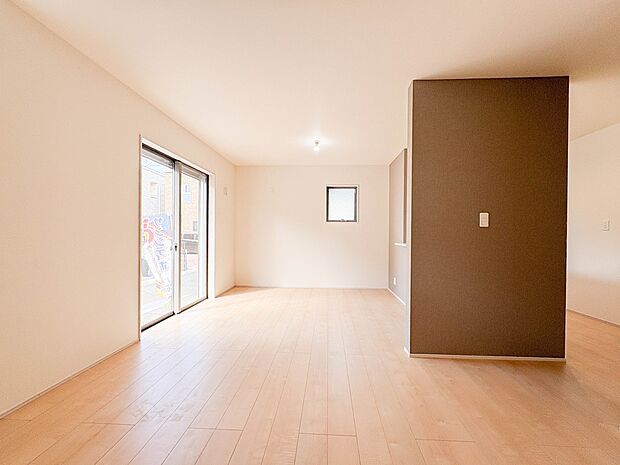 【リビング】うららかな陽射しがどのお部屋にも降り注ぎますように、快適さを追求した間取設計。得難い立地環境での生活を恵みの豊かな永住の地へと変えてくれます。