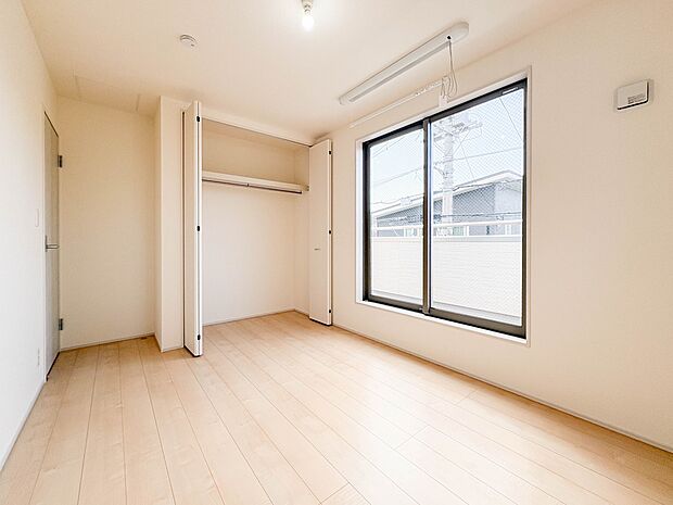 【寝室】シンプルな内装はおしゃれのポイントです。シンプルは華美より飽きがこないからです。色や模様でおしゃれ感をだす。それがシンプルイズビューティーです。