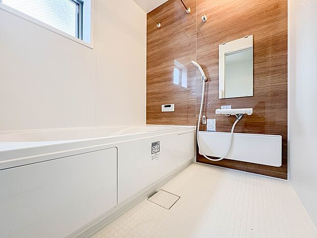 【浴室】 きっとあなたのバスタイムも単なる習慣から特別な時間に変わるはず。一日の汚れとともに疲れを洗い流し、眠りに就く前の大事なリラックスタイムを演出