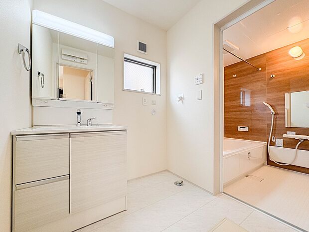 【洗面台】 十分な大きさの洗面台は、身だしなみチェックや歯磨きなど、朝の慌ただしい時間でもホテルライクなスペースで余裕とゆとりを感じて頂けます。