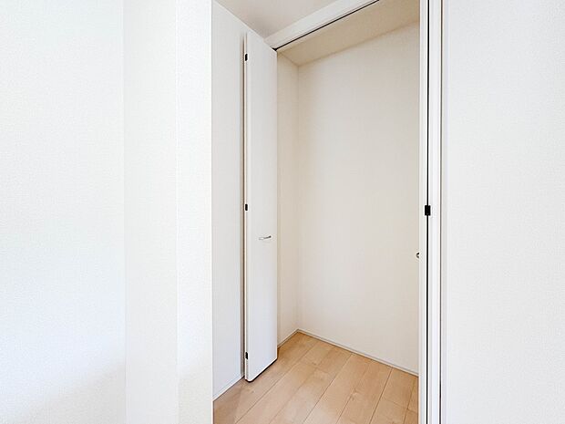 【収納】壁面クローゼットのメリットは、衣類が横一列に並ぶためひと目で洋服が選びやすいこと。衣類をたくさんお持ちの方も、限られたスペース内に無理なく収納することができます。