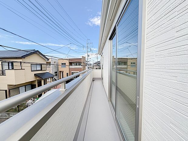 【バルコニー】 バルコニーから差し込む陽光・通風は、住環境・快適性と共に有り続ける貴重な「財産」です。