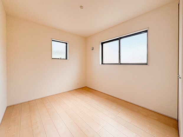 【洋室】柔らかな陽光とフローリングの色味が調和した快適な空間。