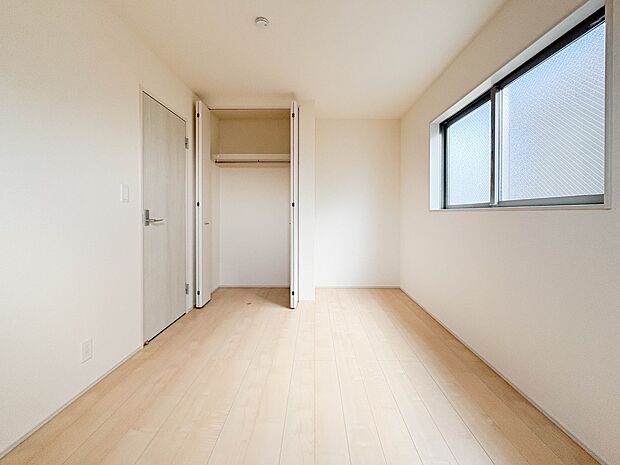 【手すり付階段】手すりがないと階段の昇り降りで危険なことはもちろん、壁に手をつきながら歩くことで壁紙が汚れやすくなります。すべての方に快適に昇り降りしていただくため、手すりを設置しました。