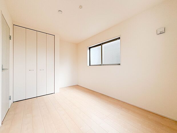 【リビング以外の居室】独立性を高めたお部屋。たっぷりの収納も配備しており、片付いた空間を現実出来そう。陽光も降り注ぐ明るく開放的な空間が魅力的。