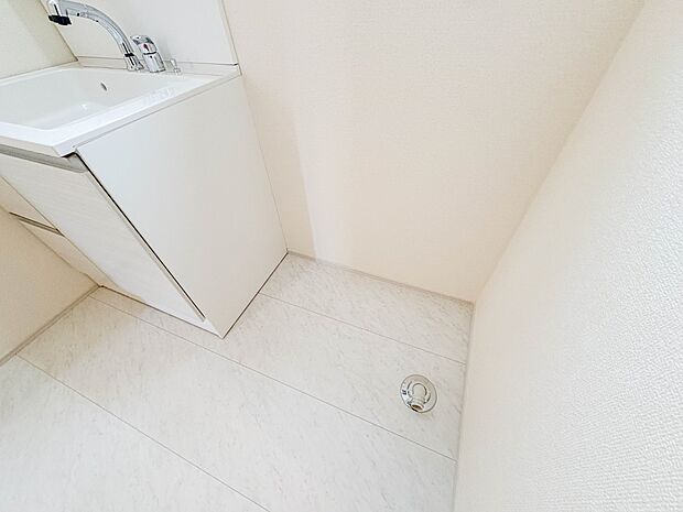 【ランドリースペース】毎日使う洗濯機。しっかりと奥行きのある置き場が確保されています。