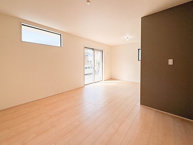 【ダイニング】忙しい朝でも家族揃って食事をしたいゆとりあるダイニングスペース。