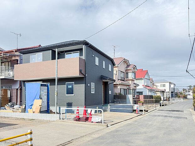 【前面道路】家の前をまっすぐの通りが走っている。クルマは少なく、人々は毎朝、ウォーキング、ジョギング、犬の散歩など、フリーな朝時間を過ごしている。