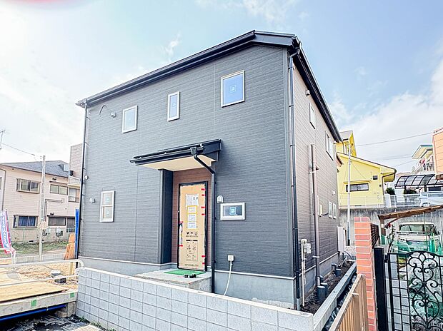 【外観】堂々たる趣ながら、主張し過ぎずどこか余裕を感じさせるシャープなフォルムで佇む邸宅は、晴天の空と照らし合わせる事で、本来あるべき完成形の姿を見せてくれます。