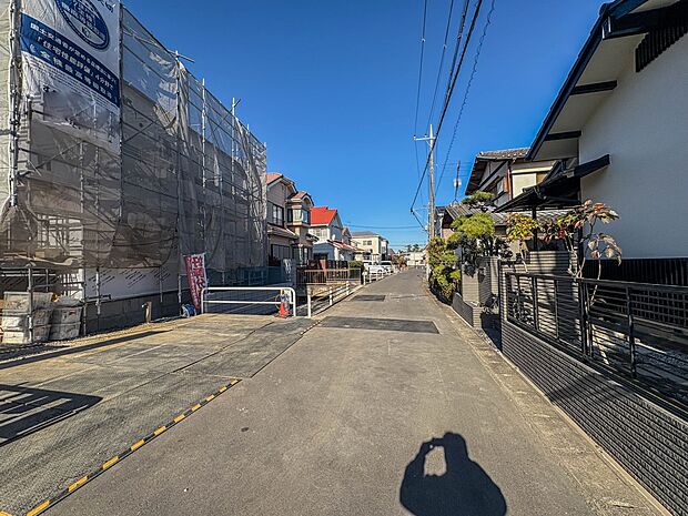 【前面道路4m】車の通行が少ないので、静かな住環境を維持することができます。