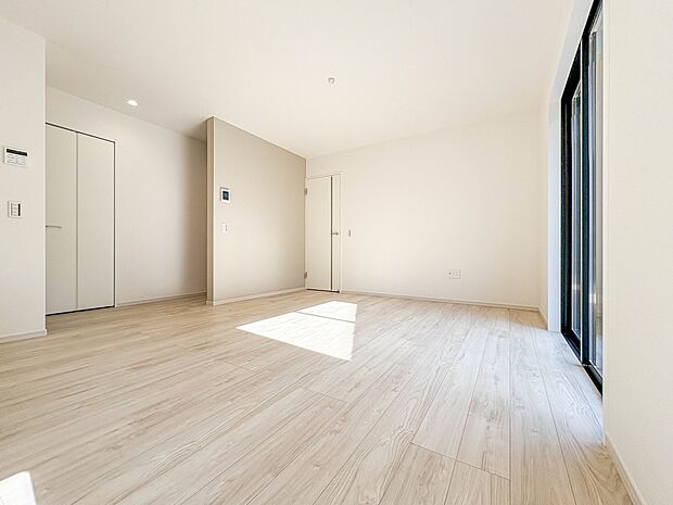 【LDK18.2帖】うららかな陽射しがどのお部屋にも降り注ぎますように、快適さを追求した間取設計。得難い立地環境での生活を恵みの豊かな永住の地へと変えてくれます。