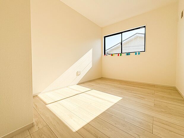 【子供部屋5.5帖】お子様のお部屋にぴったりなクロークを備えたフローリング仕様の洋室です。