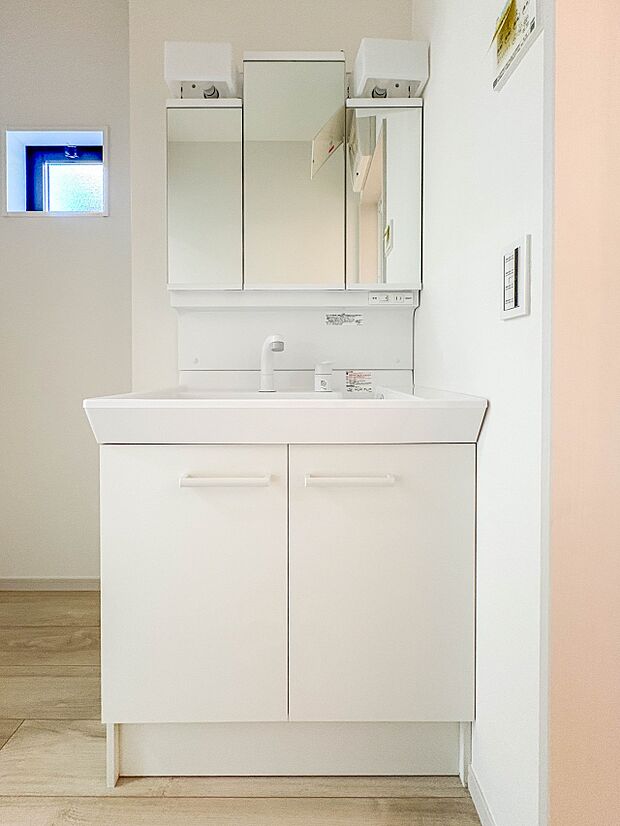 【洗面台】 十分な大きさの洗面台は、身だしなみチェックや歯磨きなど、朝の慌ただしい時間でもホテルライクなスペースで余裕とゆとりを感じて頂けます。