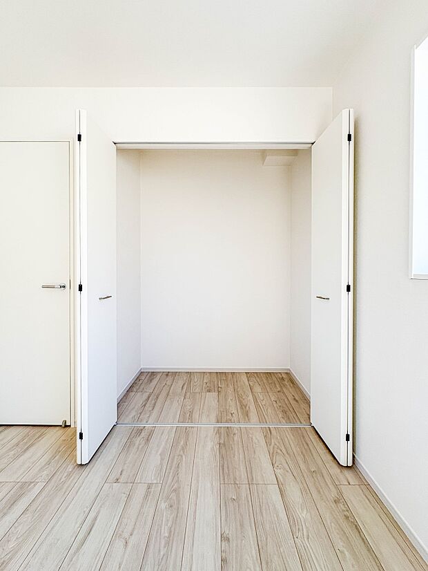 【収納】各部屋を最大限に広く使って頂ける様、全居住スペースに収納付。プライベートルームはゆったりと快適に。