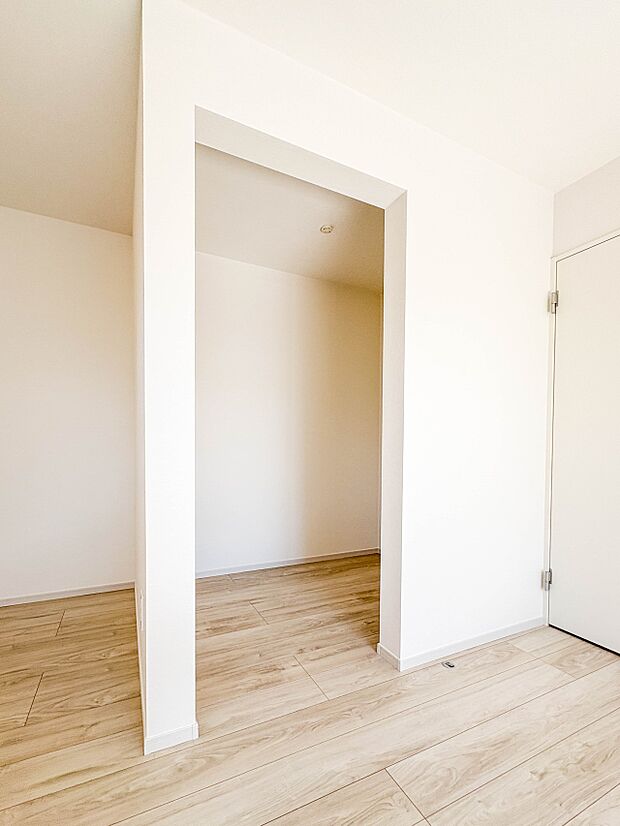 【WIC】WICのメリットの1つ目は、1箇所にまとめて収納が出来ること。2つ目は、衣替えが必要ないこと。3つ目は、扉が少なくなり室内がスッキリ見えること。