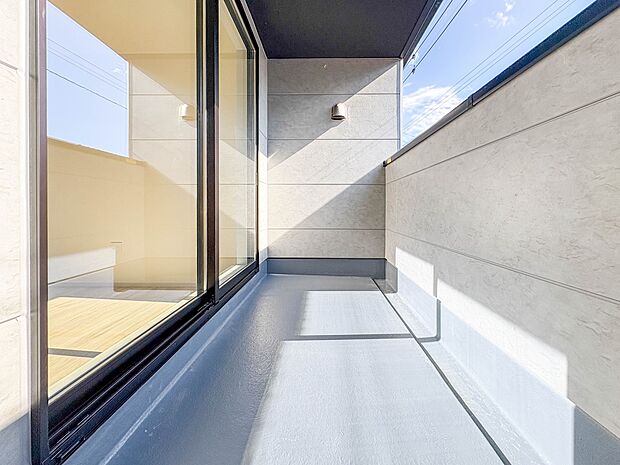 【バルコニー】  バルコニーから差し込む陽光・通風は、住環境・快適性と共に有り続ける貴重な「財産」です。