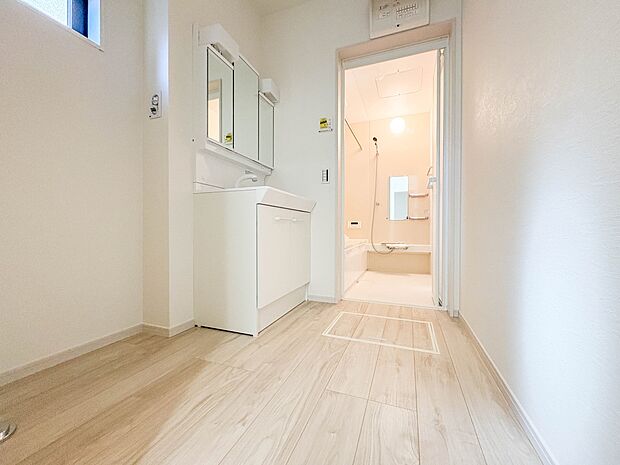 【脱衣所】洗面所は小さなプライベートスペース。歯磨き、洗顔と毎日施す個人空間。