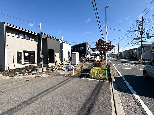 2号棟【前面道路】陽当りや通風性など各所に施された工夫で住みやすさを実現。部屋の大きさや周辺環境・街並など、資料には掲載していない情報が現地にはたくさんございます。是非ご確認下さい。