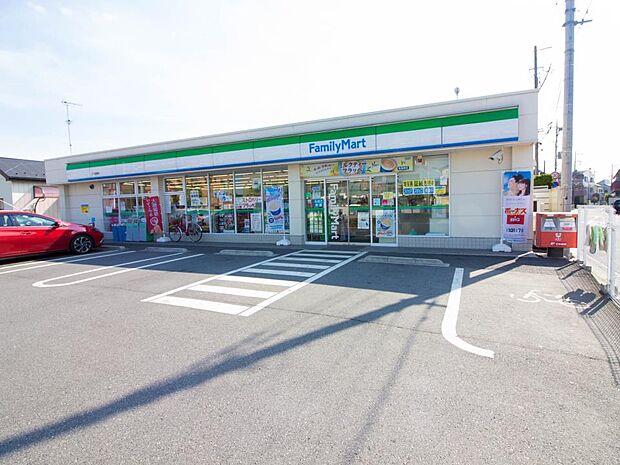 コンビニ 900m ファミリーマート川口長蔵店(ファミリーマートの強さは、少量のお惣菜を売るファミデリカとドラッグストアと組んだコラボ。サラダを中心にしたヘルシー食材が充実のコンビニです。)…