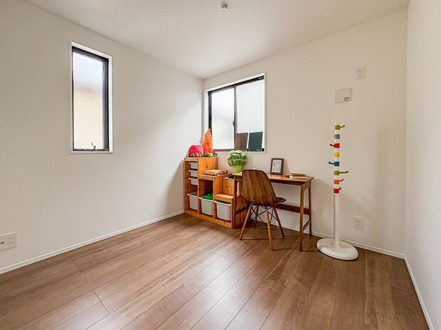 1号棟【洋室5.37帖】お子様のお部屋にぴったりなクロークを備えたフローリング仕様の洋室です。