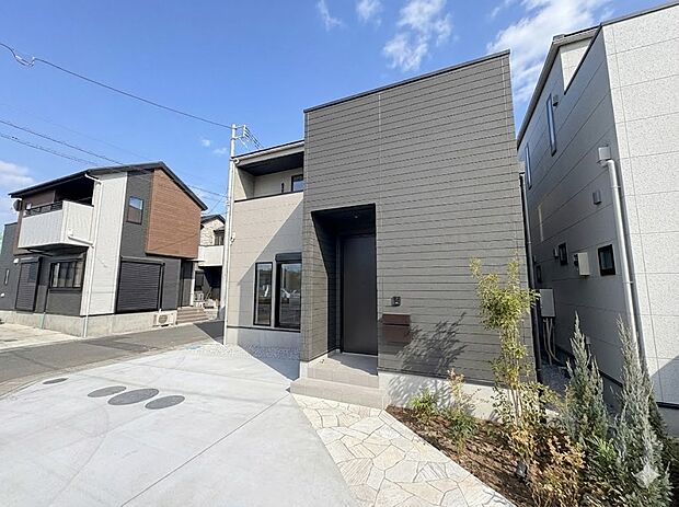 1号棟【現地外観】こちらの物件に少しでもご興味がありましたら、お気軽にお電話下さい。ネット上で「見えない物」「わからない事」でも、実際にご見学いただくことで、手に取るようにおわかりいただける…