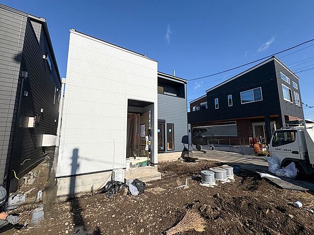 1号棟【現地外観】こちらの物件に少しでもご興味がありましたら、お気軽にお電話下さい。ネット上で「見えない物」「わからない事」でも、実際にご見学いただくことで、手に取るようにおわかりいただける…