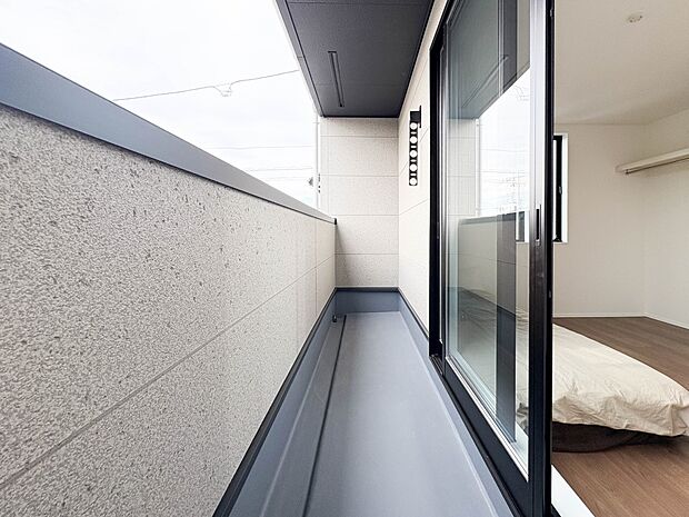 1号棟【バルコニー】  バルコニーから差し込む陽光・通風は、住環境・快適性と共に有り続ける貴重な「財産」です。