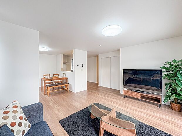 1号棟【LDK23.48帖】料理をしながら、後片付けをしながら二人で会話を楽しみたい空間。