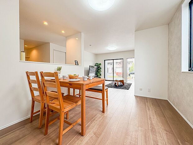 1号棟【LDK23.48帖】忙しい朝でも家族揃って食事をしたいゆとりあるダイニングスペース。