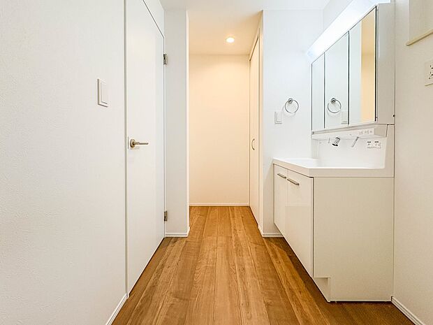 1号棟【脱衣所】洗面所は小さなプライベートスペース。歯磨き、洗顔と毎日施す個人空間。