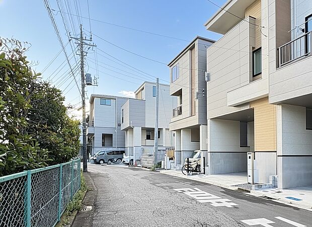 【1号棟 公道6.4m】向かいの隣地に植栽と空間・開放的な眺望