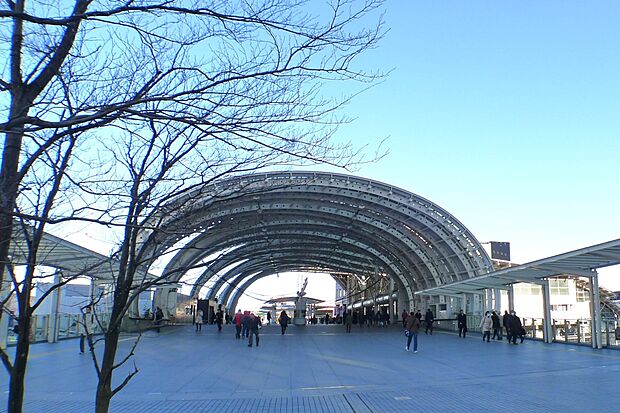 駅 1300m JRさいたま新都心駅(・ショッピングやグルメも近隣に多数・スーパーアリーナ最寄りの「新都心」の名にふさわしい近代的なデザインの駅)