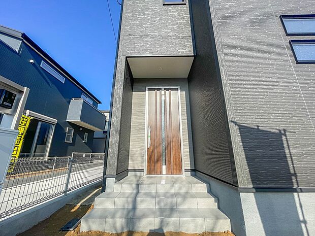 【玄関】家の顔となる玄関は、高いデザイン性が求められます。高級感と断熱性、防犯性に優れた玄関ドアを標準装備。ピッキング対策のセキュリティサムターン等、防犯に考慮しました。